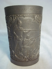 German pewter shooting price 1897. Duits tinnen schietbeker, op naam met militaire afbeeldingen TOP item