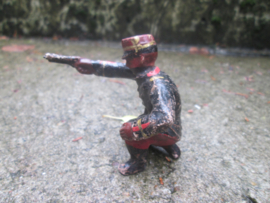 ELASTOLIN 10 cm. French officer shooting. Franse officier met pistool antiek speelgoed.