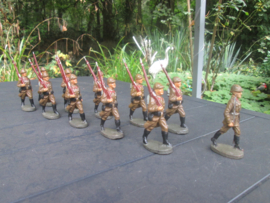 ELASTOLIN 11 Marching belgium soldiers with officer. 11 Marcherende Belgische soldaten met officier, goede staat.