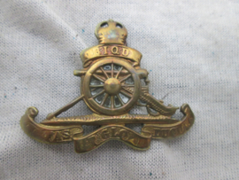 Small British badge of the Royal Artillery. Klein embleem van de Engelse Veldartillerie, vroeg model.