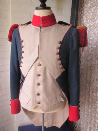 Napoleontisch uniform, zeer netjes en historisch verantwoord gemaakt, natuurgetrouw. voorzien van een aantal oude Franse genie knopen. Oude replica.