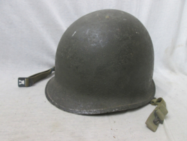 US- Army M1helmet in MINT condition, swivel bail, front seam. Amerikaanse helm in nieuw staat, zo uit oud Nederlands depot jaren 50 van het Korps Mariniers. mooi  gemarkeerd.