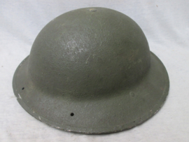 British steelhelmet used by South African Army sand finish, US green proberly 6 th. South Africa armoured Division under US command in North Italy. Engelse helm Mk II 1939 gedateerd zand geverfd. Zuid-Afrika leger. zeldzaam.