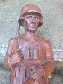 German wooden statue. handcraft. made by a german soldier who served on the Westwall in 1939-1940. Beeld Duitse soldaat, 40 cm, uit 1 stuk hout gemaakt, zeer decoratief. zeldzaam stuk.
