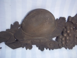 Bronse remembrance plate from both wars. Bronzen herinneringspalm van 64 cm. 1914-1918 en 1940-1945, palmtak is gesigneerd komt uit het gebied van de Franse ANDES, niet vaak gezien, zeer bijzonder