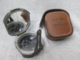 US- Army compass M2, in leather case nicely marked and dated 1942. Amerikaans kompas in leren etui. mooi gemarkeerd 1942 veelal gebruikt door artilerie en para eenheden.