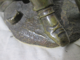 Statue of a French Napoleontic soldier after they have lost the Battle of Waterloo, signed Jean Francois- Theodore Gechter 1842 Bronzen beeld Franse kurassier 35 cm, 7 kilo TOP zeldzaam beeld.