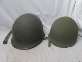 US M1 Army steel helmet swivel bail, front seam MINT condition. Amerikaanse M1 helm in nieuw staat sluit voor en heeft bewegende haken een laat model wat gebruikt werd in WO2. later doorgebruikt door het Nederlandse Korps Mariniers.