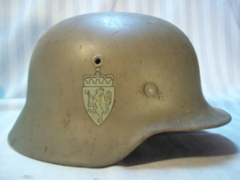 Norwegian helmet Mdl.1940 with double decal. and German innerliner. very nice condition Noorse helm M-40 Duits model met Dubbele Decal compleet met binnenwerk en riempje, maat ET 64- perfecte staat.