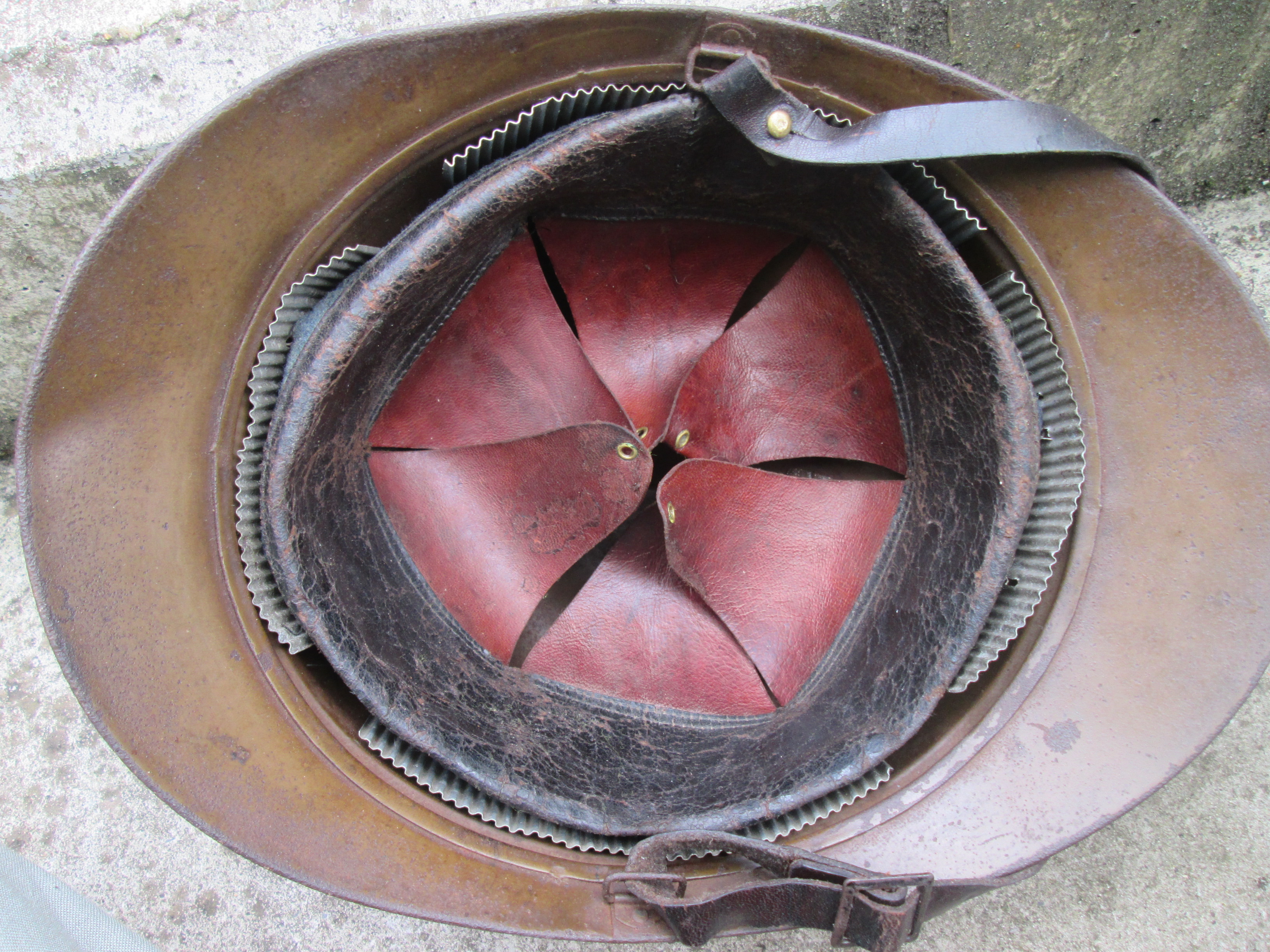 Belgium helmet 1915 pattern with innerliner nice WW1 steel helmet. Belgische helm model 1915 mosterdbruin van kleur, WO1 gedragen.