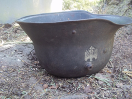 German helmet Model 1916 with Wehrmacht decal. Duitse helm M-16 met wehrmacht decal, zo gevonden, originele kleur.  GBN-64 Gebruder Bing Nurnberg, alleen het leer ontbreekt aluminium rand aanwezig TOP stuk