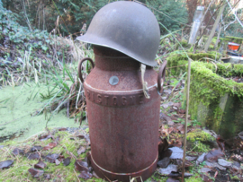 Belgische melkbus uit BASTOGNE/  LAITERIE. metalen uitvoering vooroorlogs leuk voor een Ardennenoffensief diorama.
