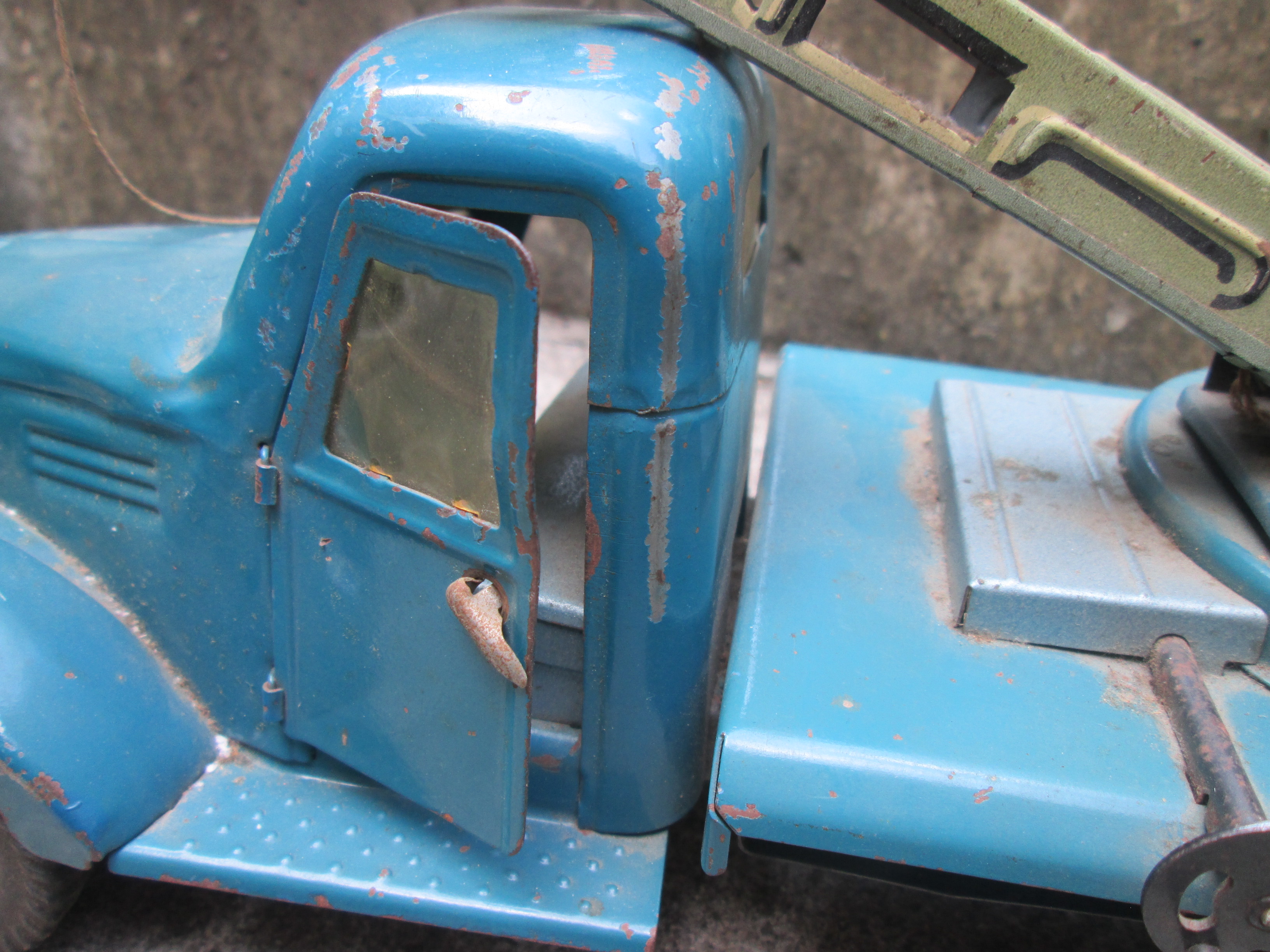 Blikken speelgoed auto Russisch fabricaat jaren 40 zeer nette en goede staat.
