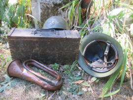 Nederlandse houten munitiekistje in originele kleur, van de Schwarzlozer mitrailleur M 08/15. aan de binnenkant nog de metalen beschermplaat voor de kogelpunten. Hieraan kun je zien dat het Nederlands leger is en niet Duits.