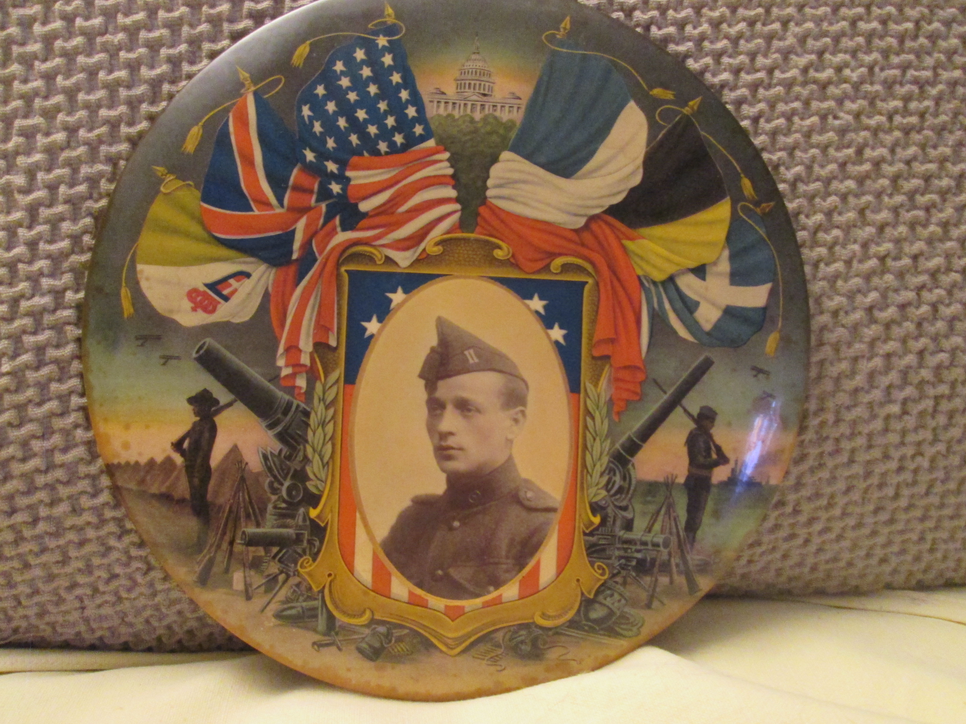 Herinneringsfoto op blik van een Belgische soldaat met geallieerde vlaggen en soldaten, zeer bijzonder stuk, omdat de foto van een belgische soldaat is en geen Amerikaan.