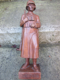 German wooden statue. handcraft. made by a german soldier who served on the Westwall in 1939-1940. Beeld Duitse soldaat, 40 cm, uit 1 stuk hout gemaakt, zeer decoratief. zeldzaam stuk.