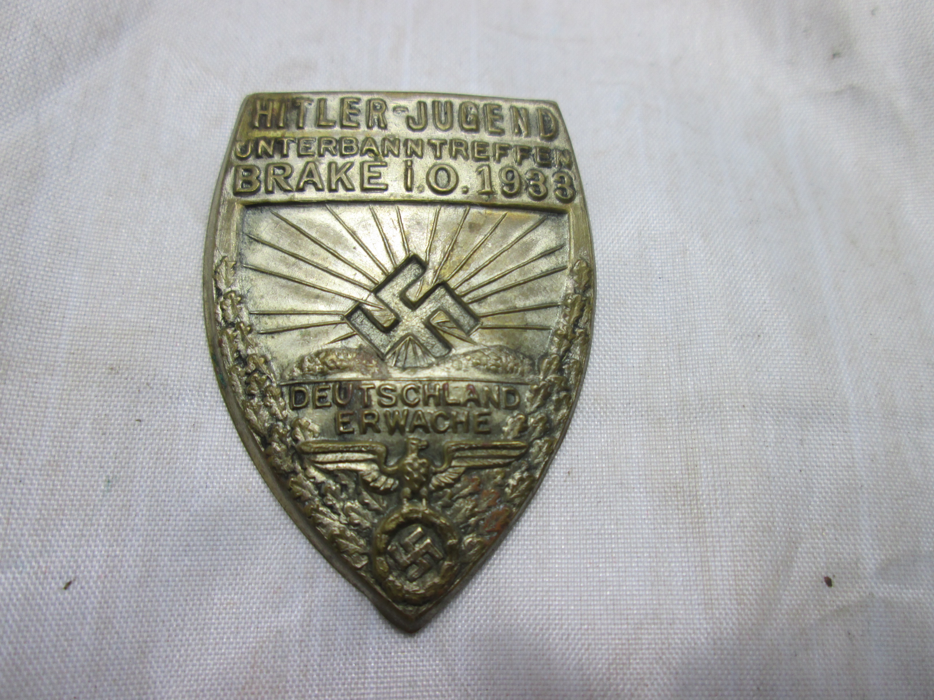 German tinnie, Rally badge, Duitse tinnie H.J.- S.A. Hitler-Jugend Unterbanntreffen Brake i.o. 1933. Deutschland Erwache. very extreme rare HJ badge. zeldzame tinnie HJ en Sturm-abteilung.