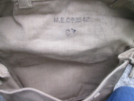 British field dressing pack with Red Cross marking. Medical Department, pouch is nicely dated. Engelse webbing tas met Rode Kruis symbool, 1942 gedateerd Medische Dienst 
