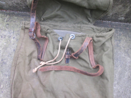 German backpack late war production. Duitse artillerie Wehrmacht rugzak, met markering en extra riemen. zeer apart. laat oorlogse produktie.