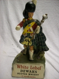 Commercial display figure DEWARS White Label, Scotch Whisky. Highlander als reclame figuur.