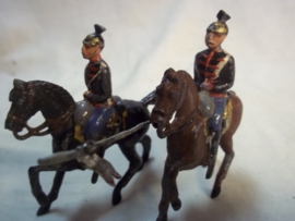 2 German tin soldiers Ulanen. 2 tinnen soldaatjes Duitse Ulanen op paard. 1 heeft nog de lans. andere is weg.