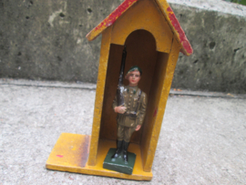 DURSO Belgium soldier on guard Chausseur Ardenne. Belgische Ardense jager in zijn wachthuisje. zeer goede staat leuke set.