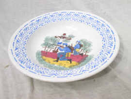 Remembrance plate Austrian Army.  Wandbord afgebeeld, 2 Oostenrijkse soldaten vechtend en schietend bij een Kruisbeeld. zeer kleurrijk bord bijzondere voorstelling.