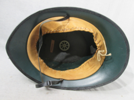 British Bobby helmet, Engelse politie helm Leicestershire Constabulary, apart embleem mooie helm.