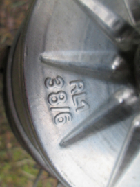German civil defence gasmask in a nice marked tin. Duits gasmasket luchtbescherming, Luftschutz, mooi gemarkeerd