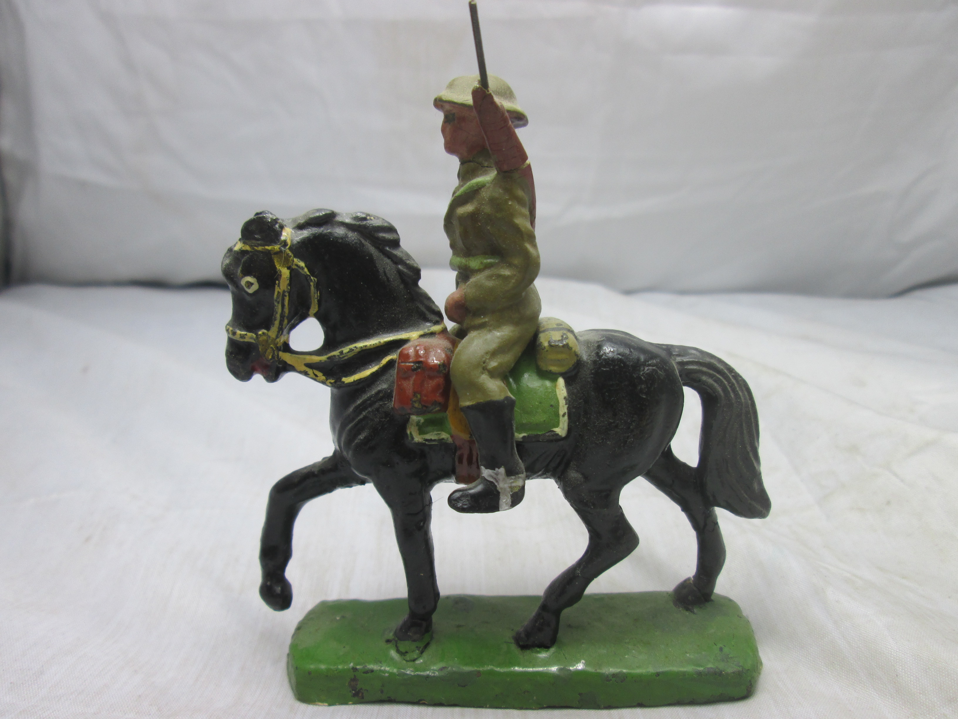 Belgium soldier on a horse notice the Belgium flag on his sleeve. Belgische soldaat op paard speelgoed.