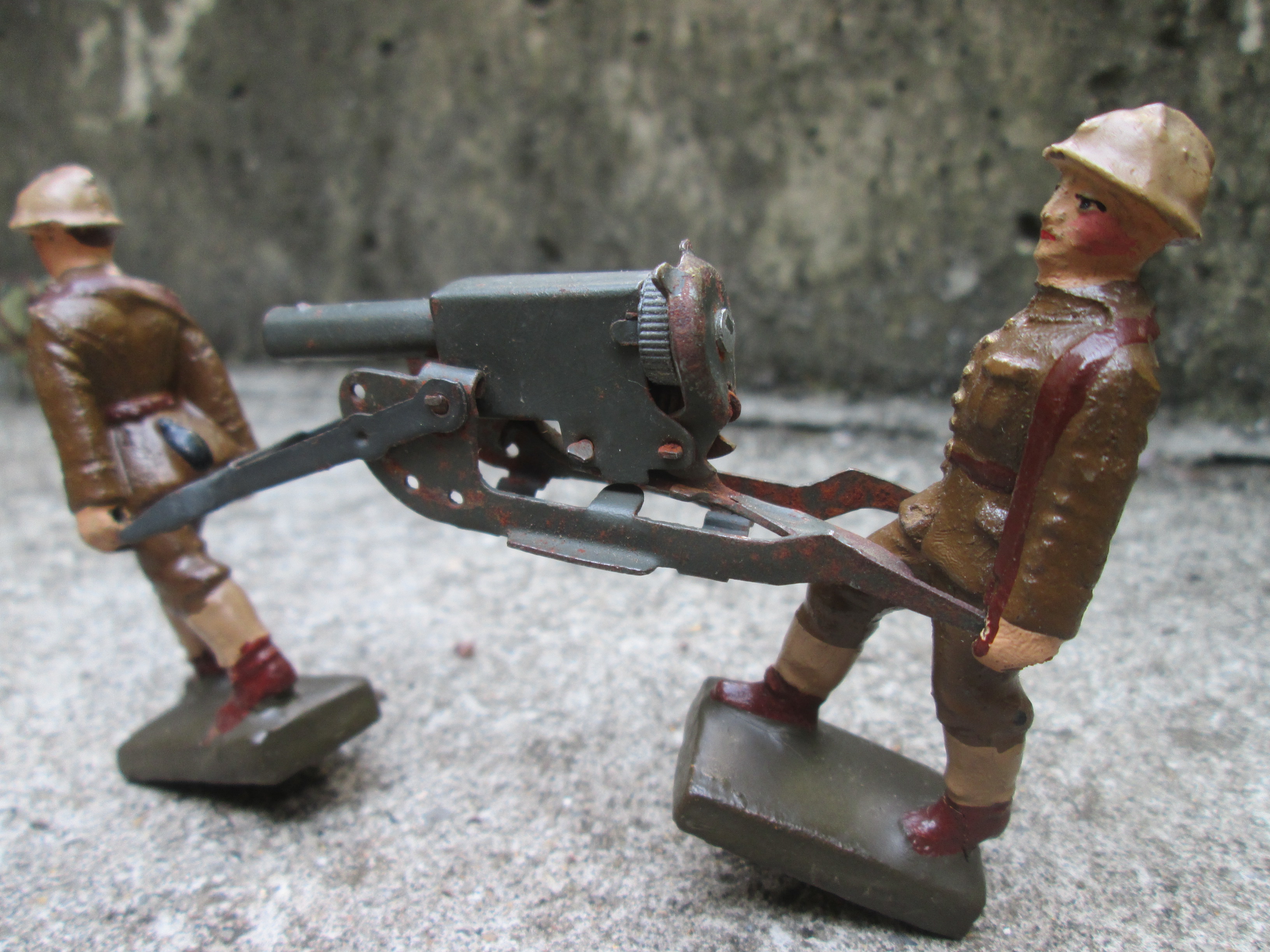 LINEOL 2 Belgium soldiers carrying a heavy machine gun, Lineol 2 Belgische soldaten die een blikken machinegeweer dragen, zeer leuke set.