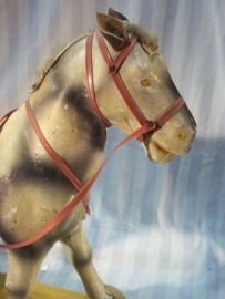 Toy horse  25 cm, papier mange. Speelgoed trekpaardje gemaakt van papier mange. geheel compleet zeer bijzonder