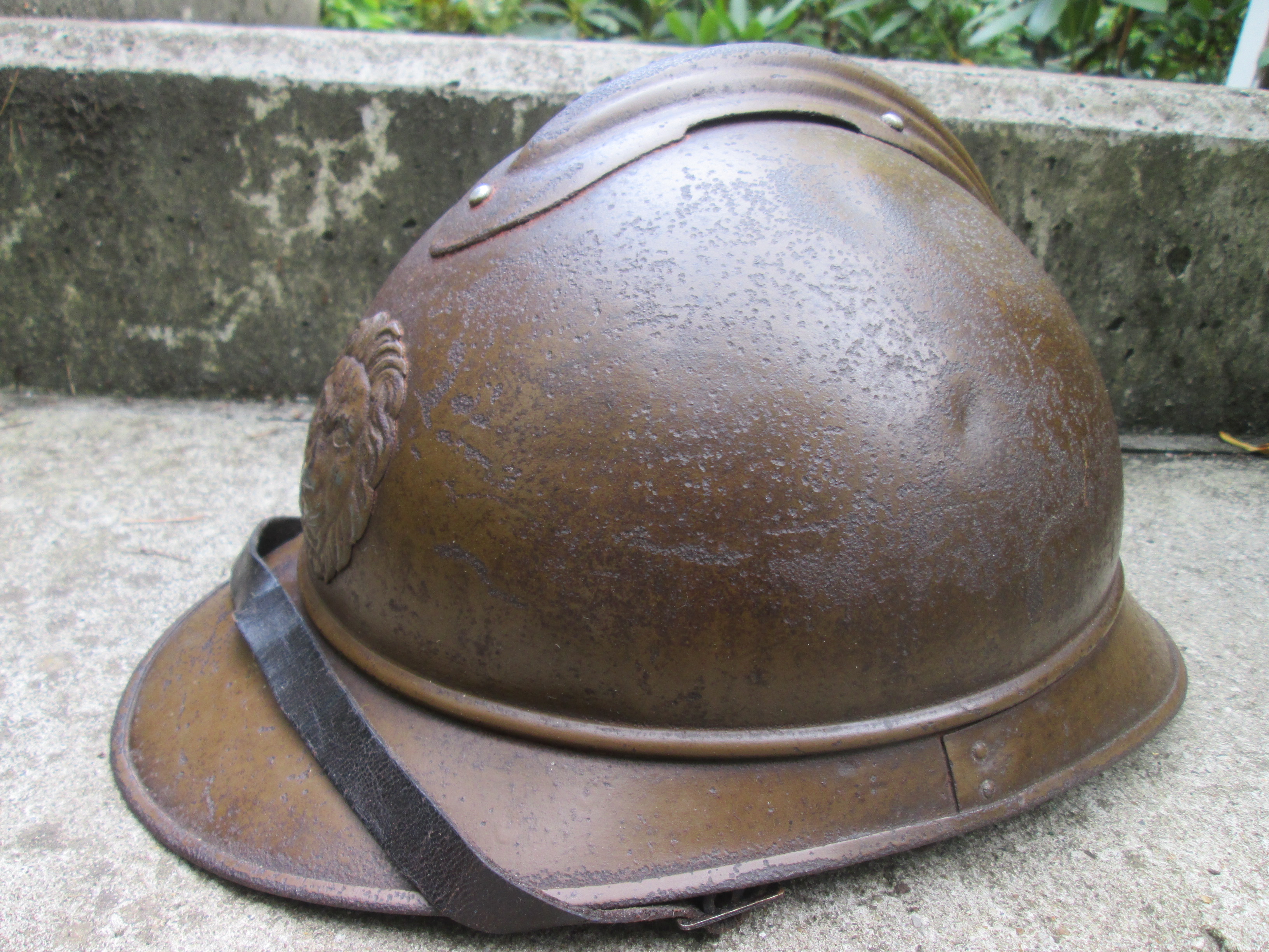 Belgium helmet 1915 pattern with innerliner nice WW1 steel helmet. Belgische helm model 1915 mosterdbruin van kleur, WO1 gedragen.