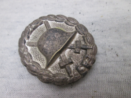 German wounded badge in silver. name scratched insite. Duits gewonden embleem zilver.