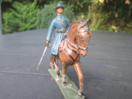 DURSO Belgium officer, belgische officier op paard leeuwembleem op helm leger, Rijkswacht. goede staat.