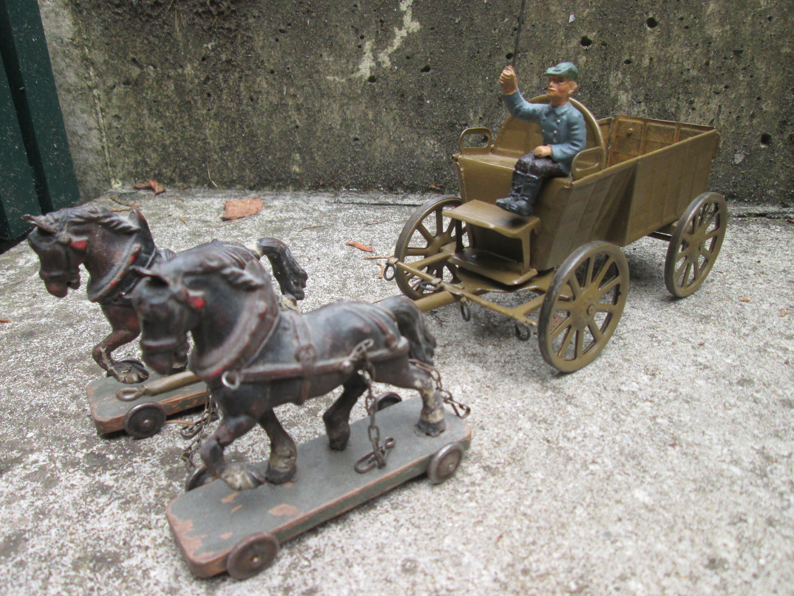Tin toy, a farmer with his car and horses. Blikken speelgoed een boer met paard en wagen