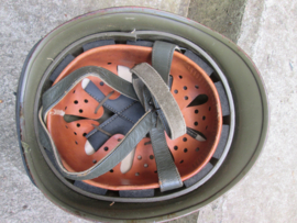 Belgium paratrooper helmet, german model used in the 70-80. Belgische parahelm, Bundeswehr model. mooi met nog camouflage doek, komt zo van de eigenaar. dat maakt de helm levendig en origineel.