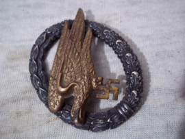 German Fallschirmschützen Abzeichen.  Paratroopers jump-badge. Duits parachutisten embleem buntmetal, zeer zeldzame maker in klaverblad B.S.W.  Bruder- Schneider- Wien.