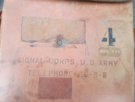 US-Army fieldtelephone in  a leather case, nicely marked US- Army Signal Corps, US veldtelefoon in leren tas in een mint staat, geheel compleet bijzonder stuk.