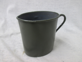 German enamel drink cup, nicely marked UPPERMAN 1917. Duits emaille drinkbeker in een zeer nette staat gemarkeerd 1917.