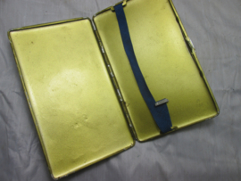 US-Air Force cigarette case 5th Bomber unit Pacific Air Force Yokota Air base Japan 1941. Amerikaanse luchtmacht sigaretten doos met 5th bomber embleem en draak. gestart in 1941.