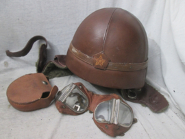 Japanese winter tank helmet made from leather, nicely marked complete with googles in pouch. Japanse winter leren tank helm gevoerd met bont, gemarkeerd zeer nette staat  compleet met bril in tasje.