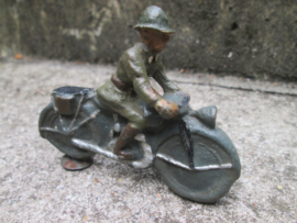 Unmarked military motorcyclist Militair op motor ongemerkt.