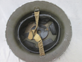 British steelhelmet Mk2 ,with early liner helmet and liner dated 1939. Engelse staalhelm Mk2 mooi gemarkeerd zwart overgeverfd voor politie troepen 1939 gedateerd. mooie complete helm.
