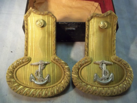 British naval epaulets in box mint condition. Engelse epauletten van de Royal Navy, in doos, de linker en rechter kant. mooi verguld.