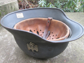 German helmet M40 with Wehrmacht decal.  Duitse helm zandgeverfd met Wehrmacht decal maat ET64. kinriem helaas gebroken binnenhelm in perfecte staat zeer nette en keurige helm.