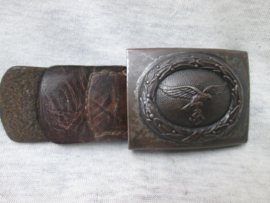 German metal buckle with tab of the air force, Luftwaffe. Duits koppelslot met leertje beide gemarkeerd ludenscheid 1940 mooi eerlijk Luftwaffe metalen koppelslot met nog verfresten.