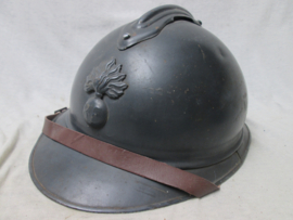 French helmet Casque Adrianne, M-1915 with infantry badge. Franse helm Model 1915 met infanterie embleem in een perfekte staat.