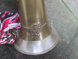 German HJ Hitler/ Youth bugle little damage on front badge. Duitse bazuin signaalhoorn Hitler/ Jugend met adelaar gedeeltelijk gedenazificeerd, maar nog duidelijk zichtbaar Hess Instrumenten.