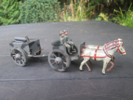 Tin toy, German soldiers. Blikken speelgoed, vooroorlogs, Duitse soldaten met paard en wagen keukenwagen gulash kanone klein model made in Germany bijzonder stuk goede staat.